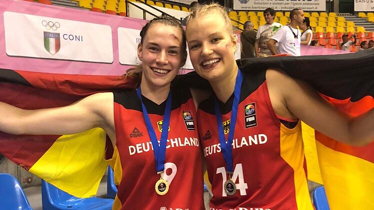 Die Bambergerinnen Julia Förner (l.) und Magdalena Landwehr feiern den EM-Titel. Foto: privat