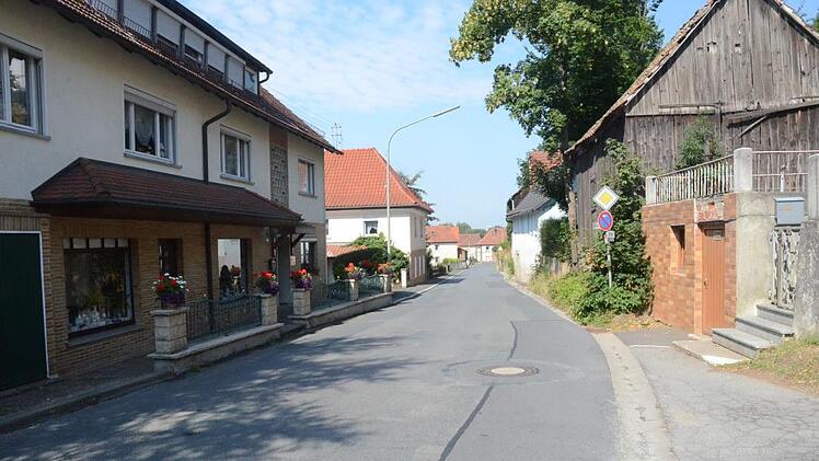 Der Gemeinderat Weißenbrunn fasste einen Grundsatzbeschluss zum Ausbau der Kreisstraße 5 durch den Landkreis Kronach. Das Landratsamt wird weitere Schritte wie Planung und Förderantrag forcieren. Die Hummendorfer setzen große Erwartungen in den Ausbau und vor allen die Verbreiterung mit Gehweg ihrer Ortsdurchfahrt, wobei es zu Abrissen von Gebäuden rechts der Fahrbahn kommen wird.  Foto: K.- H. Hofmann
