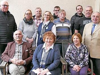Der neue Vorstand des VdK Stockheim-Neukenroth (von links): hintere Reihe Zweiter Bürgermeister Sigfried Weißerth, Ronny Potzi, Franz Wilhelm Wachter, Anna Plocienczak, Clemens Wachter, Ludwig Kratochvill, Daniel Zwosta, Karl-Heinz Fugmann und Kreisvorsitzender Heinz Hausmann, sitzend Gerwin Eidloth, Sigrid Schank und Isolde Kratochvill. Es fehlt hier Siglinde Förtsch. Foto: Karl-Heinz Hofmann