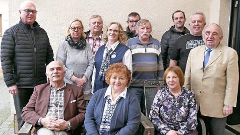 Der neue Vorstand des VdK Stockheim-Neukenroth (von links): hintere Reihe Zweiter Bürgermeister Sigfried Weißerth, Ronny Potzi, Franz Wilhelm Wachter, Anna Plocienczak, Clemens Wachter, Ludwig Kratochvill, Daniel Zwosta, Karl-Heinz Fugmann und Kreisvorsitzender Heinz Hausmann, sitzend Gerwin Eidloth, Sigrid Schank und Isolde Kratochvill. Es fehlt hier Siglinde Förtsch. Foto: Karl-Heinz Hofmann