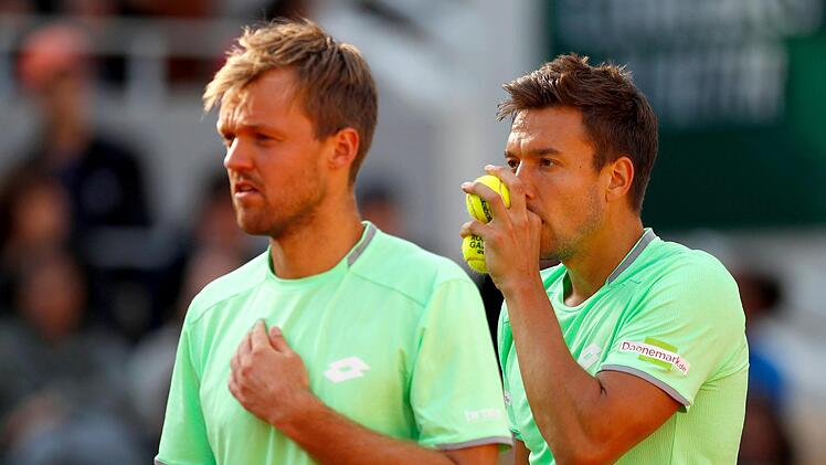 Kevin Krawietz (links) und Doppelpartner Andreas Mies gastieren am Samstagabend ab 23 Uhr im "aktuellen Sportstudio" (ZDF).  Foto: Pavel Golovkin/AP/dpa