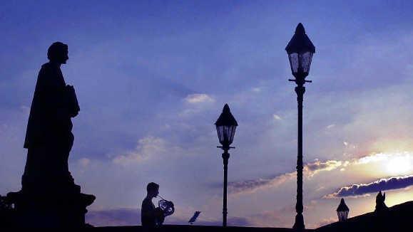 In W&uuml;rzburg sprang eine 20-J&auml;hrige am Dienstagabend von einer Br&uuml;cke in den Main. Sie wurde durch die Wasserwacht gerettet. Symbolfoto: Karl-Josef Hildenbrand/dpa