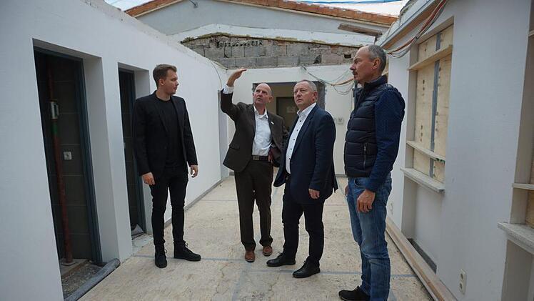 Maximilian Reich (von links) vom Landratsamt, Rhön GmbH-Geschäftsführer  Thorn Plöger, Landrat Thomas Bold und Klaus Spitzl, Geschäftsführer des  Vereins Naturpark und Biosphärenreservat Bayerische Rhön besichtigen die Baustelle.  Foto: Marion Eckert