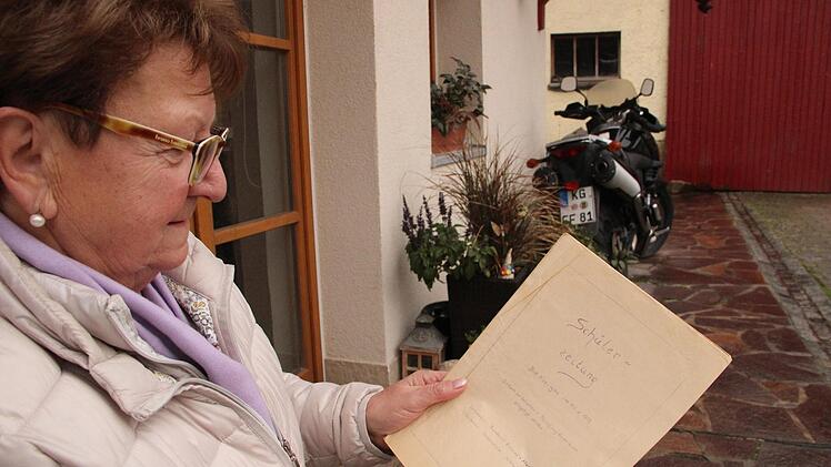 Magdalena Dünisch zeigt die Schülerzeitung, die der Abschlussjahrgang 1959 verfasst hatte. Die Poppenläurerin hat ihr Exemplar bis heute aufbewahrt und zeigte es beim Klassentreffen den ehemaligen Mitschülerinnen.   Heike Beudert