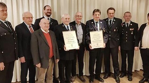 Hohe Auszeichnungen bei der Feuerwehr Poppendorf: von links im Bild Adjutant W. M&uuml;ller, stellvertretender Landrat und B&uuml;rgermeister Edgar B&uuml;ttner, Gemeinderatsmitglied G. Schmitt, Kommandant M. Mauser, der neue Ehrenvorsitzende Franz Kupfer, Altb&uuml;rgermeister G&uuml;gel, der neue Ehrenkommandant Ernst G&uuml;gel, Vorsitzender Markus Kupfer, Kreisbrandrat Flake und Unternehmer A. Zapf Foto: privat