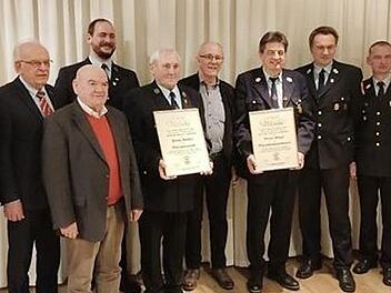 Hohe Auszeichnungen bei der Feuerwehr Poppendorf: von links im Bild Adjutant W. Müller, stellvertretender Landrat und Bürgermeister Edgar Büttner, Gemeinderatsmitglied G. Schmitt, Kommandant M. Mauser, der neue Ehrenvorsitzende Franz Kupfer, Altbürgermeister Gügel, der neue Ehrenkommandant Ernst Gügel, Vorsitzender Markus Kupfer, Kreisbrandrat Flake und Unternehmer A. Zapf Foto: privat