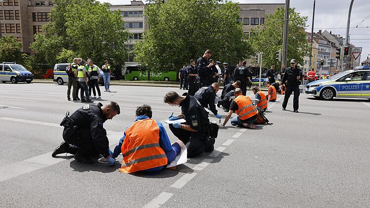 Nürnberg: Klimaaktivisten kleben sich auf Straße fest - erneut eine Hauptverkehrsader betroffen