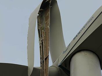 Lässt weiterhin den Flügel hängen: das defekte Windrad auf dem Bretzenstein. Foto: Eckehard Kiesewetter