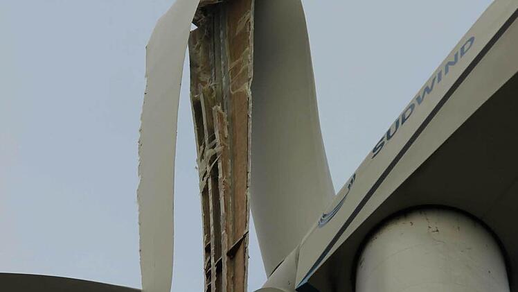 Lässt weiterhin den Flügel hängen: das defekte Windrad auf dem Bretzenstein. Foto: Eckehard Kiesewetter
