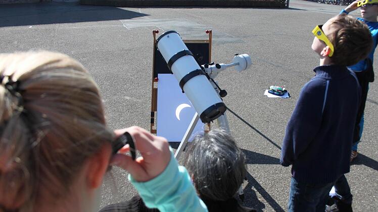 Kerstin Fink von den Astronomiefreunden Ingolstadt, erklärt den Schülern am HGF war gerade vor sich geht. Foto: Michael Memmel