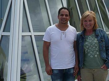 Chefin Roswitha Wittmann und Ahmad, der eine Ausbildung als Industriekaufmann absolviert und dann eine Anstellung erhalten hat. Foto: Popp
