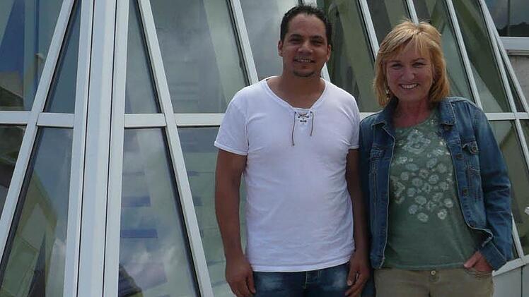 Chefin Roswitha Wittmann und Ahmad, der eine Ausbildung als Industriekaufmann absolviert und dann eine Anstellung erhalten hat. Foto: Popp