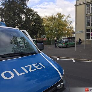 Amoklauf in Schule angedroht - Polizei mit Maschinenpistolen sichert weitraeumig ab