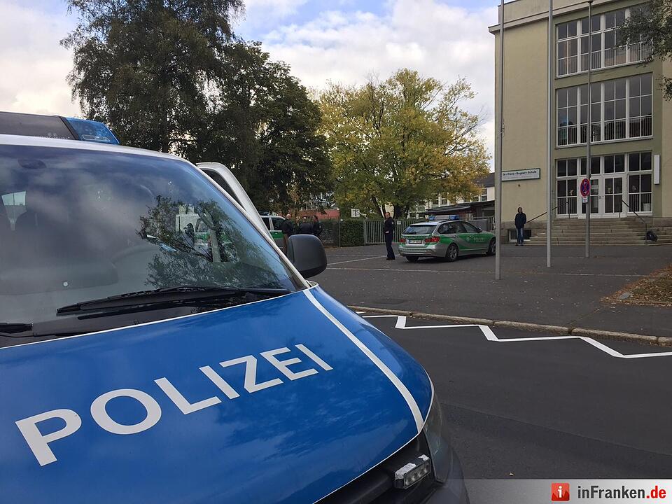 Amoklauf in Schule angedroht - Polizei mit Maschinenpistolen sichert weitraeumig ab