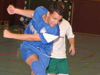 Spannende Spiele mit vielen Derbys prägten in den Vorjahren das Eberner Hallenfußballturnier. Hier zieht der Rentweinsdorfer Dennis Holzwarth im Nachbarduell mit dem ASC Eyrichshof ab.