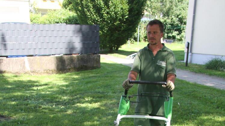 Stefan Wunder (42) pflegt in der Blaich Rasen und begrünte Bereiche. "Mir macht die Hitze aber nicht viel aus. Jetzt sind wir es schon gewohnt. Im März, wenn die Sonne rauskommt, ist es viel schlimmer", sagt Wunder. Auch er trinkt an solchen Tagen besonders viel. "Wir arbeiten bis 17 Uhr. Das schaffen wir!", sagt er.  Foto: Sonny Adam