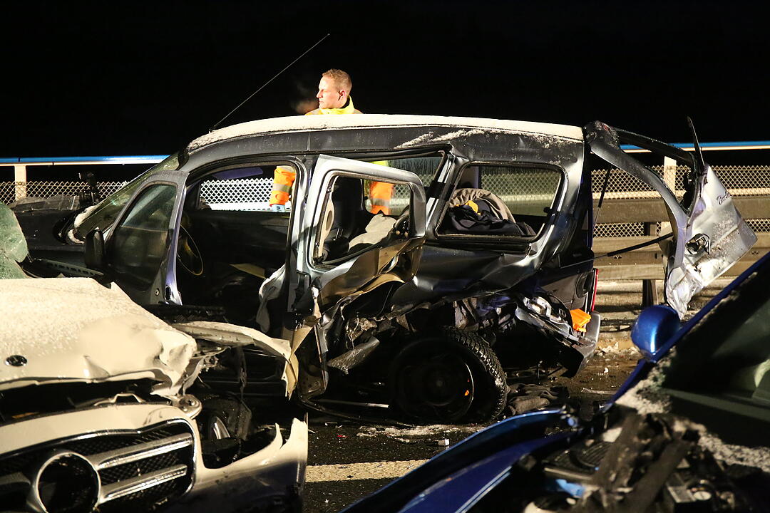 Tödlicher Unfall auf A9: Autos krachen  in Unfallstelle – Mann von Brücke geschleudert