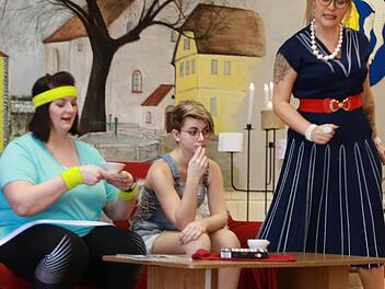 Drei Frauenwelten begegnen sich (von links): die oberflächliche Nachbarin Luise (Andrea Schubert), die unbedarfte Tochter Caroline (Lena Krauß) und die aufstrebende Paula Kniesebeck (Sandra Walter). Foto: Klaus Klaschka