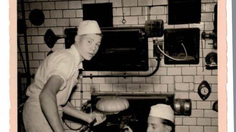 Die Lehrlinge vom Großvater Adam lernten noch an dem alten Holzbackofen. Foto: Sammlung Peter Hartmann
