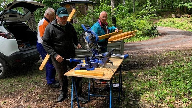 Am Steinpavillon hantierte Vorsitzender Rainer Göbel mit der Handkreissäge.