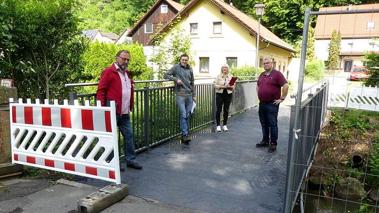 Bürgermeister Herwig Neumann, Marion Müller von der Bauverwaltung, Michael Jahreis von der Firma Unkauf und Bernhardt Klauer vom Technischen Büro Werner (von rechts) bei der Abnahme der neuen Brücke. Foto: Dieter Hübner