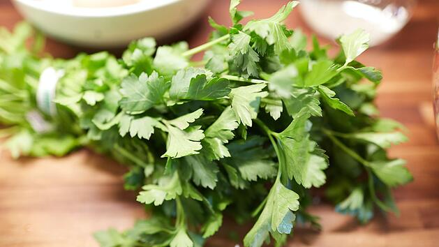 Petersilie: So pflanzen, pflegen und ernten Sie das Küchenkraut
