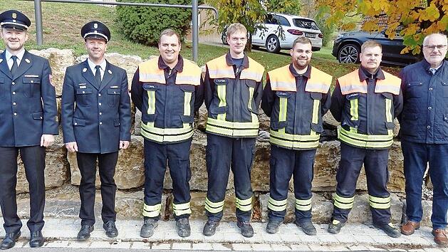 Von links: Kreisbrandinspektor Stefan D&uuml;thorn, Kreisbrandmeister Gerald Uch, aus Burglesau: Kommandant Florian Tempel, Ralf Wagner, Johannes D&uuml;ck, stellvertretender Kommandant Sascha Heidenreich sowie B&uuml;rgermeister Roland Kauper