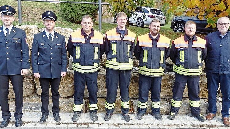 Von links: Kreisbrandinspektor Stefan Düthorn, Kreisbrandmeister Gerald Uch, aus Burglesau: Kommandant Florian Tempel, Ralf Wagner, Johannes Dück, stellvertretender Kommandant Sascha Heidenreich sowie Bürgermeister Roland Kauper