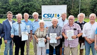Unser Bild zeigt (von links) Mario Götz (Ortsvorsitzender), Sandro Kirchner (Kreisvorsitzender), Adolf Schottdorf, Manfred Kessler, Gerhard Karg, Irmgard Heinrich, Gerhard Adam, Albrecht Eyrich-Halbig, Rainer Werner, Reinhold Walter, Manfred Mange...
