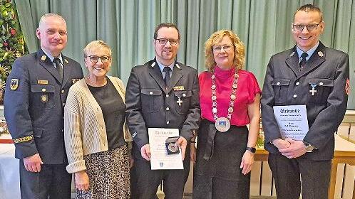 Die Geehrten Sebastian M&uuml;ller (Mitte) und Rolf Bergmann (rechts) mit B&uuml;rgermeisterin Anja Gebhardt (2.v.r.), stellvertretender Landr&auml;tin Rosi Kraus (2.v.l.) und Kreisbrandrat Oliver Flake.