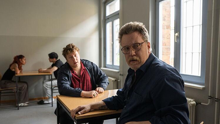 Der hochgef&auml;hrliche Rudi Butscher (Nicholas Ofczarek, rechts) wird von seinem Halbbruder Ollie (Thomas Schubert) im Gef&auml;ngnis besucht.