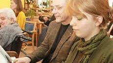 Maria-Kristin Foit begleitet am Klavier, hier unterstützt von Manfred Grabolle vom Lions-Club.