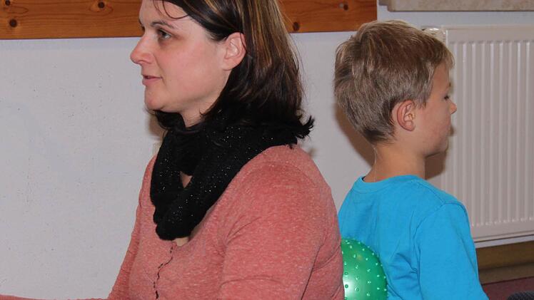 Julia Bauer aus Ebenhausen bei einer Übung mit einem Jungen.