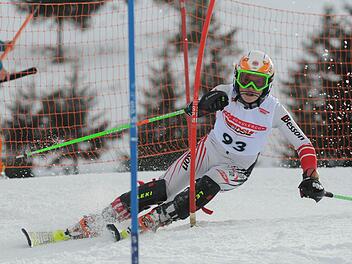 Kampf um Zehntel- und Hundertstelsekunden im Stangenwald: der talentierte Skirennläufer Jacob Schramm aus Eppenreuth.  Foto: Markus Datzer