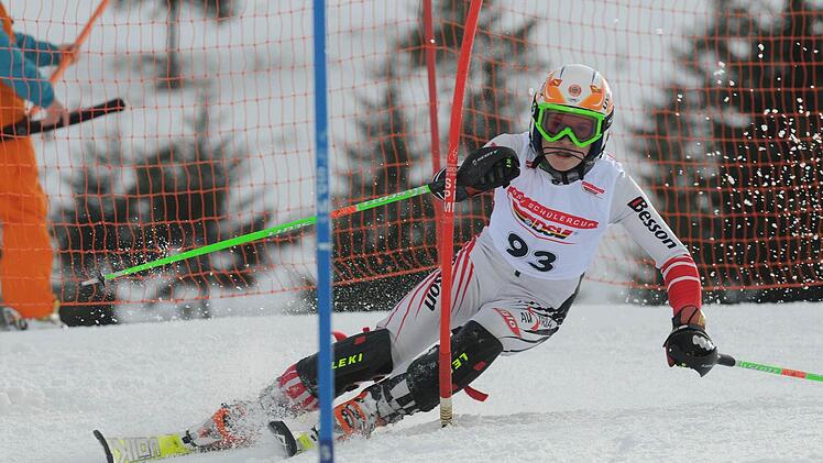 Kampf um Zehntel- und Hundertstelsekunden im Stangenwald: der talentierte Skirennläufer Jacob Schramm aus Eppenreuth.  Foto: Markus Datzer