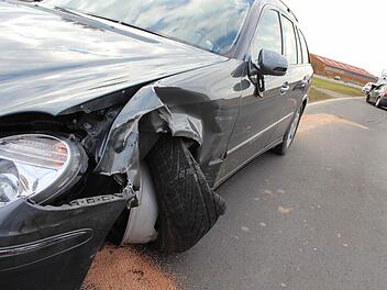 Am Mercedes (links) und am Golf (rechts hinten)entstand Totalschaden. Foto: Andreas Dorsch