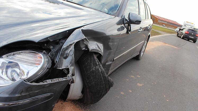 Am Mercedes (links) und am Golf (rechts hinten)entstand Totalschaden. Foto: Andreas Dorsch
