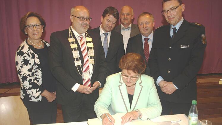 Barbara Stamm trägt sich in das Goldene Buch der Gemeinde Oerlenbach ein. Mit dabei (von links) Bezirksrätin Karin Renner, Bürgermeister Franz Kuhn, MdL Sandro Kirchner, Frank Schaffrath-Schürmann als Leiter der Schule des BPOLAFZ, Landrat Thomas Bold und der Leiter des BPOLAFZ, Thomas Lehmann.  Foto: Stefan Geiger