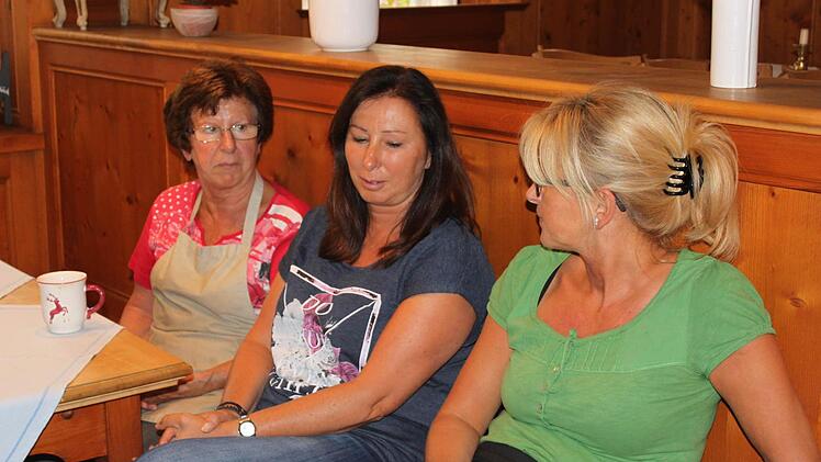 Geschockt: Inge Butterhof, Birgit Butterhof und Elisabeth MeinhardtFoto:: Anette Schreiber
