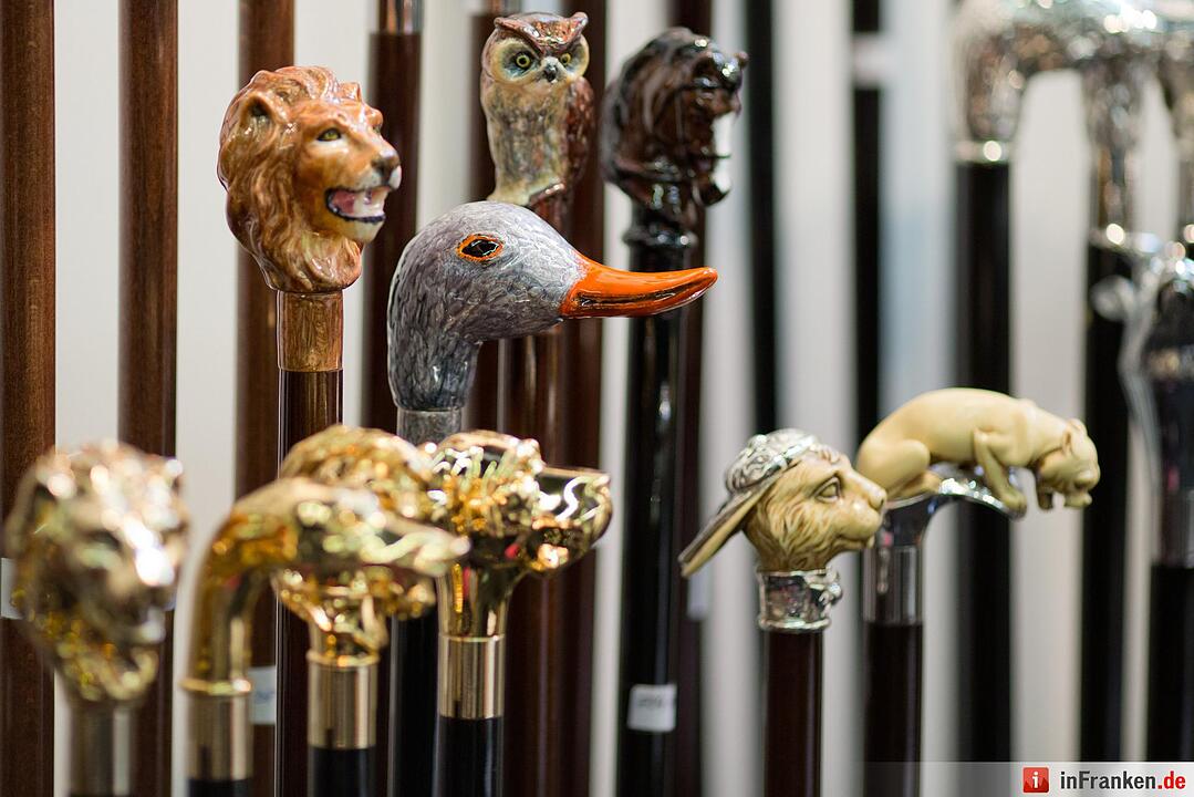 Spazierstöcke mit nachgebildeten Tierköpfen sind am 04.03.2016 während der Jagd- und Sportwaffenmesse IWA OutdoorClassics in Nürnberg (Bayern) am Stand des italienischen Herstellers Walking Sticks zu sehen. Auf der IWA präsentieren bis 7. März mehr als 1400 Aussteller Jagd- und Sportwaffen, Munition, Messer, Outdoor-Bedarf und Zubehör. Foto: Daniel Karmann/dpa