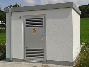 Im Zuge der nötigen Netzentflechtung für die Stromnetz Kulmbach GmbH & Co. KG baut die Bayernwerk AG solche Übergabemess-Stationen wie diese hier an der Gößmannsreuther Schule. Foto: Bayernwerk