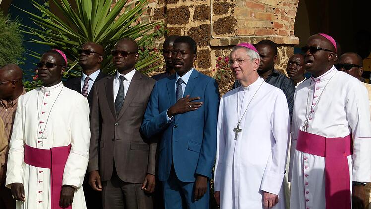 Die Bischöfe und politische Ehrengäste sangen die jeweiligen Nationalhymnen mit.