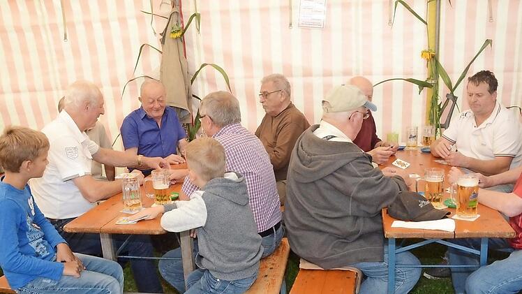 Papa und Opa wurden von Kids beim Kartenspiel beobachtet.  Foto: Hofmann