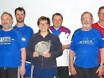 Diese vier Teams spielten die Podiumsplätze bei der Tandemmeisterschaft des KSV Waldeck aus (v. l.): Sophia Steinmetz (4.), Alexander Räder (4.), Lothar Heimlich (2.), Sebastian Laudensack (2.), Sonja Zellner (1.), Manuel Schmidt-Klug (1.), Horst Keeß (3.), Stefan Grader (3.) und Sportwart Matthias Gercke. Foto: Dietz