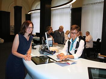 Bereits wenige Tage nach Amtsantritt Mitte Juli informierte sich Kurdirektorin Sylvie Thormann (links) bei Daniela Bender von der Staatsbad GmbH über die Arbeit in der Tourist-Info. Ab 3. September werden die Mitarbeiter des Gästeservices von Kollegen der Rhön GmbH unterstützt. Foto: Ralf Ruppert