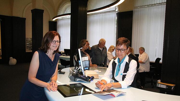 Bereits wenige Tage nach Amtsantritt Mitte Juli informierte sich Kurdirektorin Sylvie Thormann (links) bei Daniela Bender von der Staatsbad GmbH über die Arbeit in der Tourist-Info. Ab 3. September werden die Mitarbeiter des Gästeservices von Kollegen der Rhön GmbH unterstützt. Foto: Ralf Ruppert