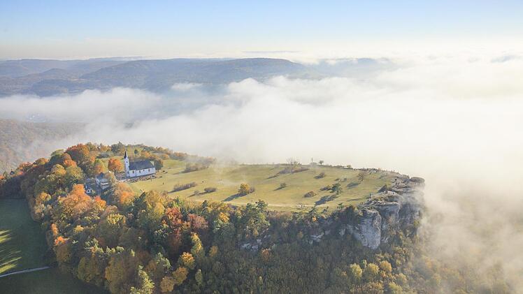 Die Hochfläche des Staffelbergs mit der Adelgundiskapelle und der Klause ist das Ziel vieler Wanderer. Es kann von mehreren Seiten erreicht werden. Foto: Ingo Bäuerlein