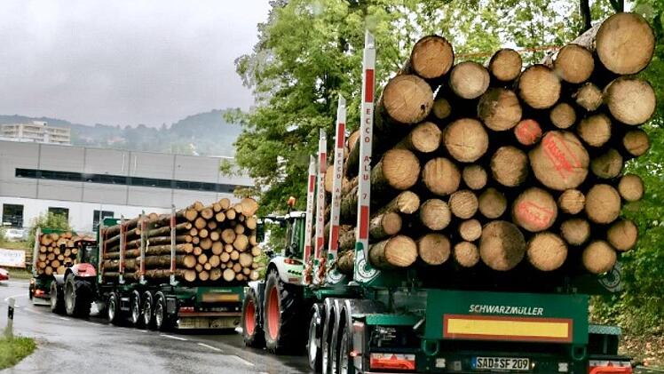 Langsame Fahrzeuge und Lkw haben es momentan schwer vom Ahorner Berg nach links auf die B 4 abzubiegen. Foto: Gemeinde Ahorn