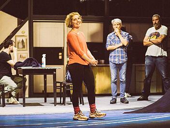 Probenszene aus "Next to Normal" mit Regisseur Matthias Straub (Mitte hinten): Das Musical feiert am Samstag, 2. Oktober, Premiere am Landestheater Coburg.Foto: Annemone Taake