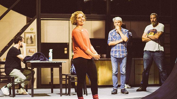Probenszene aus "Next to Normal" mit Regisseur Matthias Straub (Mitte hinten): Das Musical feiert am Samstag, 2. Oktober, Premiere am Landestheater Coburg.Foto: Annemone Taake